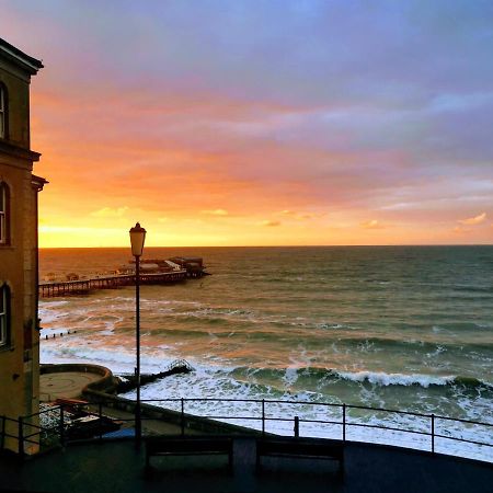 The Red Lion Hotel Cromer Exterior photo Sunset at the harbour
