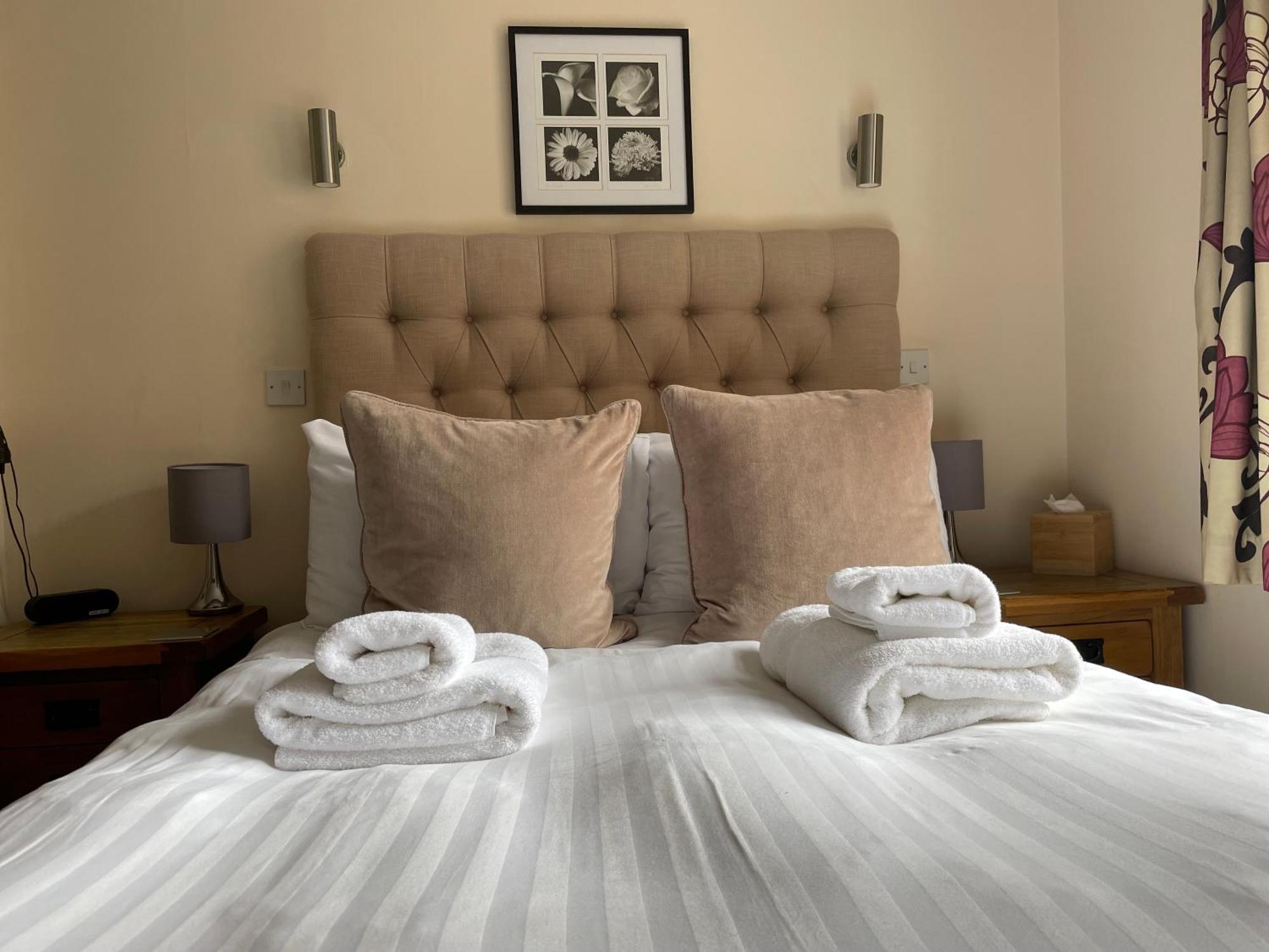 The Red Lion Hotel Cromer Exterior photo A bed with a headboard